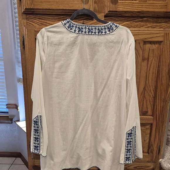 White House Black Market White & Blue Embroidered Tunic Top - Picture 9 of 10